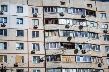 Kharkiv, Ukrayna, 28 Eylül 2024, Harkiv 'in kuzeyindeki Saltivka' da Hasarlı Bina. Banliyö bölgesi, Rusya 'nın bombardımanından ülkedeki diğer bölgelerden daha fazla etkilendi..