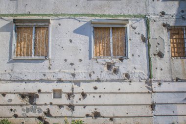 Kharkiv, Ukrayna, 28 Eylül 2024, Harkiv 'in kuzeyindeki Saltivka' da Hasarlı Bina. Banliyö bölgesi, Rusya 'nın bombardımanından ülkedeki diğer bölgelerden daha fazla etkilendi..