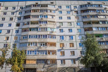 Kharkiv, Ukrayna, 28 Eylül 2024, Harkiv 'in kuzeyindeki Saltivka' da Hasarlı Bina. Banliyö bölgesi, Rusya 'nın bombardımanından ülkedeki diğer bölgelerden daha fazla etkilendi..