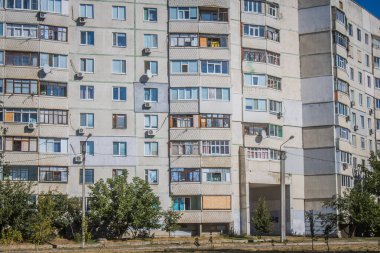 Kharkiv, Ukrayna, 28 Eylül 2024, Harkiv 'in kuzeyindeki Saltivka' da Hasarlı Bina. Banliyö bölgesi, Rusya 'nın bombardımanından ülkedeki diğer bölgelerden daha fazla etkilendi..