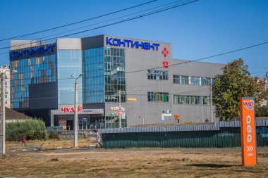 Kharkiv, Ukrayna, 28 Eylül 2024, Harkiv 'in kuzeyindeki Saltivka' da Hasarlı Bina. Banliyö bölgesi, Rusya 'nın bombardımanından ülkedeki diğer bölgelerden daha fazla etkilendi..