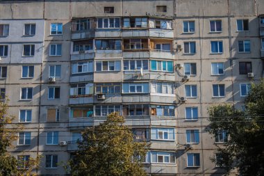 Kharkiv, Ukrayna, 28 Eylül 2024, Harkiv 'in kuzeyindeki Saltivka' da Hasarlı Bina. Banliyö bölgesi, Rusya 'nın bombardımanından ülkedeki diğer bölgelerden daha fazla etkilendi..