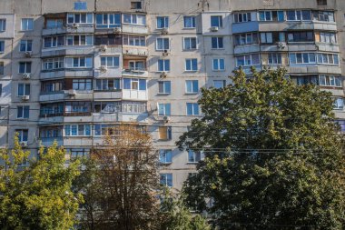 Kharkiv, Ukrayna, 28 Eylül 2024, Harkiv 'in kuzeyindeki Saltivka' da Hasarlı Bina. Banliyö bölgesi, Rusya 'nın bombardımanından ülkedeki diğer bölgelerden daha fazla etkilendi..