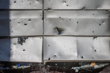 Kharkiv, Ukrayna, 28 Eylül 2024, Harkiv 'in kuzeyindeki Saltivka' da Hasarlı Bina. Banliyö bölgesi, Rusya 'nın bombardımanından ülkedeki diğer bölgelerden daha fazla etkilendi..