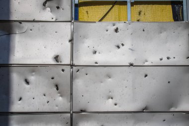 Kharkiv, Ukrayna, 28 Eylül 2024, Harkiv 'in kuzeyindeki Saltivka' da Hasarlı Bina. Banliyö bölgesi, Rusya 'nın bombardımanından ülkedeki diğer bölgelerden daha fazla etkilendi..