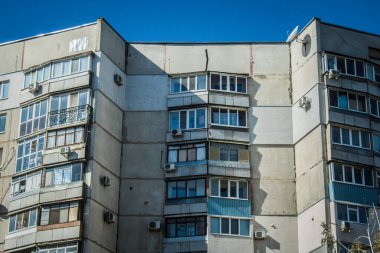 Kharkiv, Ukrayna, 28 Eylül 2024, Harkiv 'in kuzeyindeki Saltivka' da Hasarlı Bina. Banliyö bölgesi, Rusya 'nın bombardımanından ülkedeki diğer bölgelerden daha fazla etkilendi..