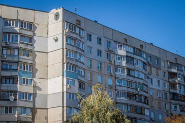 Kharkiv, Ukrayna, 28 Eylül 2024, Harkiv 'in kuzeyindeki Saltivka' da Hasarlı Bina. Banliyö bölgesi, Rusya 'nın bombardımanından ülkedeki diğer bölgelerden daha fazla etkilendi..