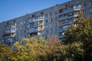 Kharkiv, Ukrayna, 28 Eylül 2024, Harkiv 'in kuzeyindeki Saltivka' da Hasarlı Bina. Banliyö bölgesi, Rusya 'nın bombardımanından ülkedeki diğer bölgelerden daha fazla etkilendi..