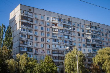Kharkiv, Ukrayna, 28 Eylül 2024, Harkiv 'in kuzeyindeki Saltivka' da Hasarlı Bina. Banliyö bölgesi, Rusya 'nın bombardımanından ülkedeki diğer bölgelerden daha fazla etkilendi..