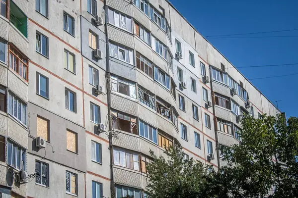 Kharkiv, Ukrayna, 28 Eylül 2024, Harkiv 'in kuzeyindeki Saltivka' da Hasarlı Bina. Banliyö bölgesi, Rusya 'nın bombardımanından ülkedeki diğer bölgelerden daha fazla etkilendi..
