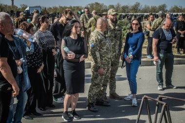 Kharkiv, Ukrayna, 30 Eylül 2024 123. Tabur 'un bölük komutanı Yüzbaşı Maksym Kudrin' in cenazesi. Cenaze töreni Zafer Sokağı mezarlığında yapılacak.