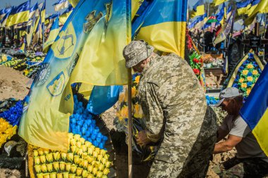 Kharkiv, Ukrayna, 30 Eylül 2024 123. Tabur 'un bölük komutanı Yüzbaşı Maksym Kudrin' in cenazesi. Cenaze töreni Zafer Sokağı mezarlığında yapılacak.