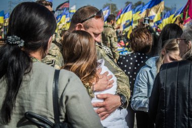 Kharkiv, Ukrayna, 30 Eylül 2024 123. Tabur 'un bölük komutanı Yüzbaşı Maksym Kudrin' in cenazesi. Cenaze töreni Zafer Sokağı mezarlığında yapılacak.