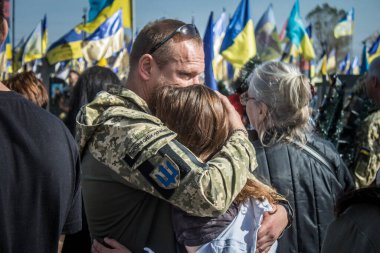 Kharkiv, Ukrayna, 30 Eylül 2024 123. Tabur 'un bölük komutanı Yüzbaşı Maksym Kudrin' in cenazesi. Cenaze töreni Zafer Sokağı mezarlığında yapılacak.