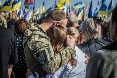 Kharkiv, Ukrayna, 30 Eylül 2024 123. Tabur 'un bölük komutanı Yüzbaşı Maksym Kudrin' in cenazesi. Cenaze töreni Zafer Sokağı mezarlığında yapılacak.