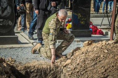 Kharkiv, Ukrayna, 30 Eylül 2024 123. Tabur 'un bölük komutanı Yüzbaşı Maksym Kudrin' in cenazesi. Cenaze töreni Zafer Sokağı mezarlığında yapılacak.