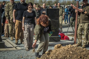 Kharkiv, Ukrayna, 30 Eylül 2024 123. Tabur 'un bölük komutanı Yüzbaşı Maksym Kudrin' in cenazesi. Cenaze töreni Zafer Sokağı mezarlığında yapılacak.