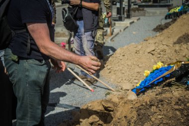 Kharkiv, Ukrayna, 30 Eylül 2024 123. Tabur 'un bölük komutanı Yüzbaşı Maksym Kudrin' in cenazesi. Cenaze töreni Zafer Sokağı mezarlığında yapılacak.