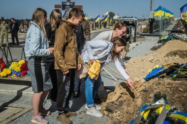 Kharkiv, Ukrayna, 30 Eylül 2024 123. Tabur 'un bölük komutanı Yüzbaşı Maksym Kudrin' in cenazesi. Cenaze töreni Zafer Sokağı mezarlığında yapılacak.