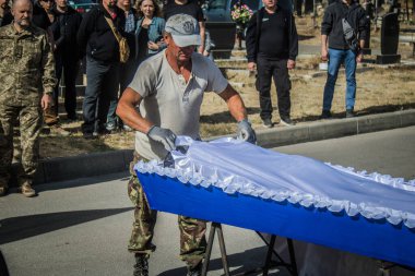 Kharkiv, Ukrayna, 30 Eylül 2024 123. Tabur 'un bölük komutanı Yüzbaşı Maksym Kudrin' in cenazesi. Cenaze töreni Zafer Sokağı mezarlığında yapılacak.
