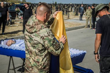 Kharkiv, Ukrayna, 30 Eylül 2024 123. Tabur 'un bölük komutanı Yüzbaşı Maksym Kudrin' in cenazesi. Cenaze töreni Zafer Sokağı mezarlığında yapılacak.