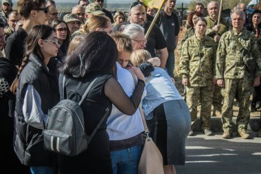 Kharkiv, Ukrayna, 30 Eylül 2024 123. Tabur 'un bölük komutanı Yüzbaşı Maksym Kudrin' in cenazesi. Cenaze töreni Zafer Sokağı mezarlığında yapılacak.