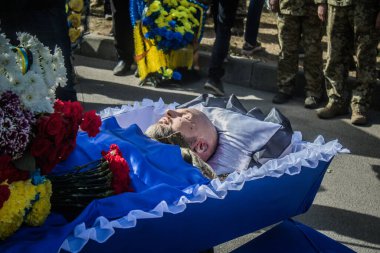 Kharkiv, Ukrayna, 30 Eylül 2024 123. Tabur 'un bölük komutanı Yüzbaşı Maksym Kudrin' in cenazesi. Cenaze töreni Zafer Sokağı mezarlığında yapılacak.