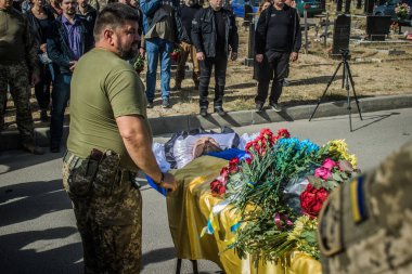 Kharkiv, Ukrayna, 30 Eylül 2024 123. Tabur 'un bölük komutanı Yüzbaşı Maksym Kudrin' in cenazesi. Cenaze töreni Zafer Sokağı mezarlığında yapılacak.