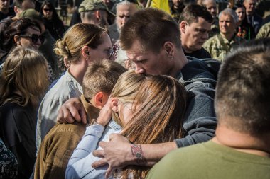 Kharkiv, Ukrayna, 30 Eylül 2024 123. Tabur 'un bölük komutanı Yüzbaşı Maksym Kudrin' in cenazesi. Cenaze töreni Zafer Sokağı mezarlığında yapılacak.