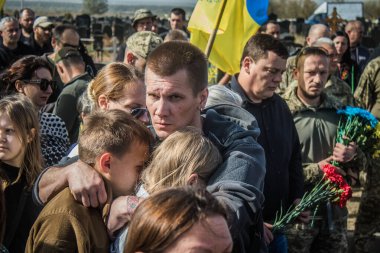 Kharkiv, Ukrayna, 30 Eylül 2024 123. Tabur 'un bölük komutanı Yüzbaşı Maksym Kudrin' in cenazesi. Cenaze töreni Zafer Sokağı mezarlığında yapılacak.