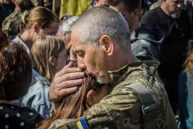 Kharkiv, Ukrayna, 30 Eylül 2024 123. Tabur 'un bölük komutanı Yüzbaşı Maksym Kudrin' in cenazesi. Cenaze töreni Zafer Sokağı mezarlığında yapılacak.