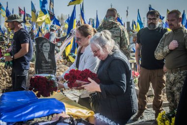 Kharkiv, Ukrayna, 30 Eylül 2024 123. Tabur 'un bölük komutanı Yüzbaşı Maksym Kudrin' in cenazesi. Cenaze töreni Zafer Sokağı mezarlığında yapılacak.