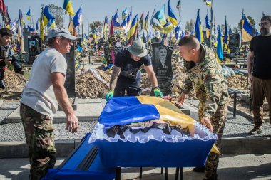 Kharkiv, Ukrayna, 30 Eylül 2024 123. Tabur 'un bölük komutanı Yüzbaşı Maksym Kudrin' in cenazesi. Cenaze töreni Zafer Sokağı mezarlığında yapılacak.