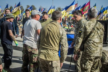 Kharkiv, Ukrayna, 30 Eylül 2024 123. Tabur 'un bölük komutanı Yüzbaşı Maksym Kudrin' in cenazesi. Cenaze töreni Zafer Sokağı mezarlığında yapılacak.