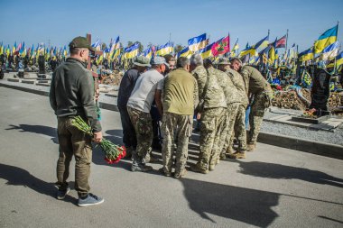 Kharkiv, Ukrayna, 30 Eylül 2024 123. Tabur 'un bölük komutanı Yüzbaşı Maksym Kudrin' in cenazesi. Cenaze töreni Zafer Sokağı mezarlığında yapılacak.
