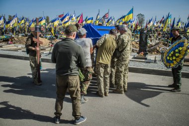 Kharkiv, Ukrayna, 30 Eylül 2024 123. Tabur 'un bölük komutanı Yüzbaşı Maksym Kudrin' in cenazesi. Cenaze töreni Zafer Sokağı mezarlığında yapılacak.