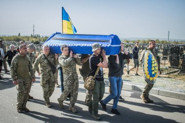 Kharkiv, Ukrayna, 30 Eylül 2024 123. Tabur 'un bölük komutanı Yüzbaşı Maksym Kudrin' in cenazesi. Cenaze töreni Zafer Sokağı mezarlığında yapılacak.