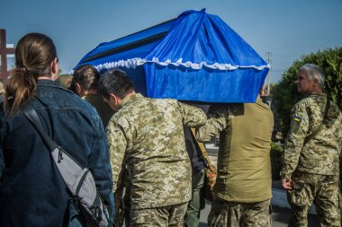 Kharkiv, Ukrayna, 30 Eylül 2024 123. Tabur 'un bölük komutanı Yüzbaşı Maksym Kudrin' in cenazesi. Cenaze töreni Zafer Sokağı mezarlığında yapılacak.