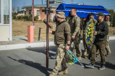 Kharkiv, Ukrayna, 30 Eylül 2024 123. Tabur 'un bölük komutanı Yüzbaşı Maksym Kudrin' in cenazesi. Cenaze töreni Zafer Sokağı mezarlığında yapılacak.
