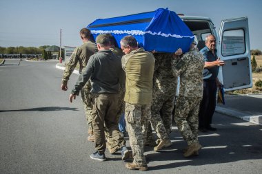 Kharkiv, Ukrayna, 30 Eylül 2024 123. Tabur 'un bölük komutanı Yüzbaşı Maksym Kudrin' in cenazesi. Cenaze töreni Zafer Sokağı mezarlığında yapılacak.