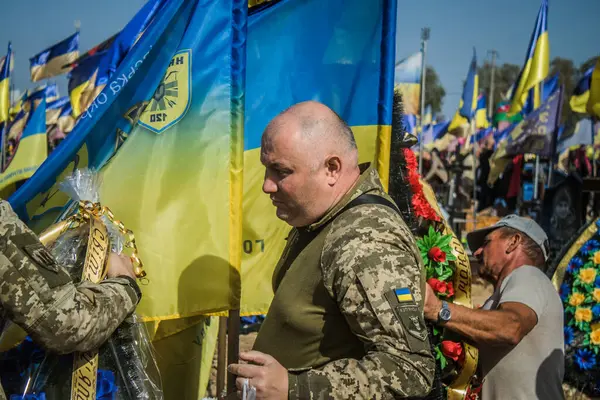 Kharkiv, Ukrayna, 30 Eylül 2024 123. Tabur 'un bölük komutanı Yüzbaşı Maksym Kudrin' in cenazesi. Cenaze töreni Zafer Sokağı mezarlığında yapılacak.