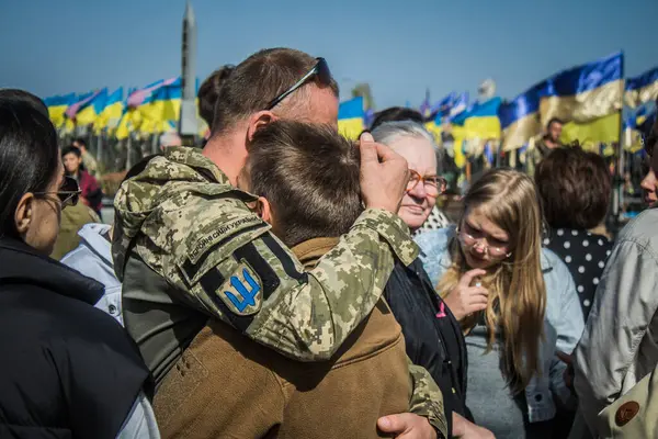 Kharkiv, Ukrayna, 30 Eylül 2024 123. Tabur 'un bölük komutanı Yüzbaşı Maksym Kudrin' in cenazesi. Cenaze töreni Zafer Sokağı mezarlığında yapılacak.
