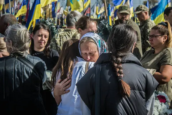 Kharkiv, Ukrayna, 30 Eylül 2024 123. Tabur 'un bölük komutanı Yüzbaşı Maksym Kudrin' in cenazesi. Cenaze töreni Zafer Sokağı mezarlığında yapılacak.