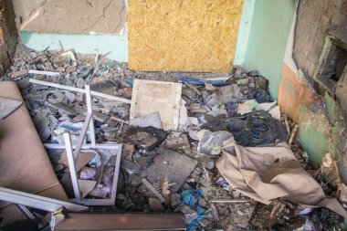 Sumy, Ukrayna, 30 Eylül 2024 Sumy 'deki Saint Panteleimon Tıp Merkezi' ne yapılan saldırıdan sonra en az sekiz kişi öldü. Hastaneye Shahed kamikaze dronları çarpmış..