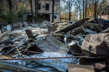 Sumy, Ukrayna, 30 Eylül 2024 Sumy 'deki Saint Panteleimon Tıp Merkezi' ne yapılan saldırıdan sonra en az sekiz kişi öldü. Hastaneye Shahed kamikaze dronları çarpmış..