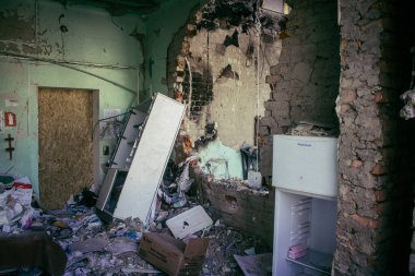 Sumy, Ukrayna, 30 Eylül 2024 Sumy 'deki Saint Panteleimon Tıp Merkezi' ne yapılan saldırıdan sonra en az sekiz kişi öldü. Hastaneye Shahed kamikaze dronları çarpmış..