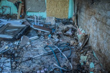 Sumy, Ukrayna, 30 Eylül 2024 Sumy 'deki Saint Panteleimon Tıp Merkezi' ne yapılan saldırıdan sonra en az sekiz kişi öldü. Hastaneye Shahed kamikaze dronları çarpmış..