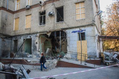 Sumy, Ukrayna, 30 Eylül 2024 Sumy 'deki Saint Panteleimon Tıp Merkezi' ne yapılan saldırıdan sonra en az sekiz kişi öldü. Hastaneye Shahed kamikaze dronları çarpmış..