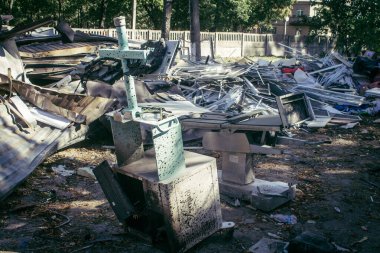 Sumy, Ukrayna, 30 Eylül 2024 Sumy 'deki Saint Panteleimon Tıp Merkezi' ne yapılan saldırıdan sonra en az sekiz kişi öldü. Hastaneye Shahed kamikaze dronları çarpmış..