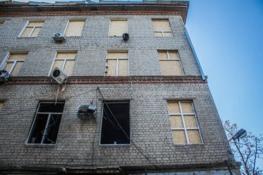 Sumy, Ukrayna, 30 Eylül 2024 Sumy 'deki Saint Panteleimon Tıp Merkezi' ne yapılan saldırıdan sonra en az sekiz kişi öldü. Hastaneye Shahed kamikaze dronları çarpmış..